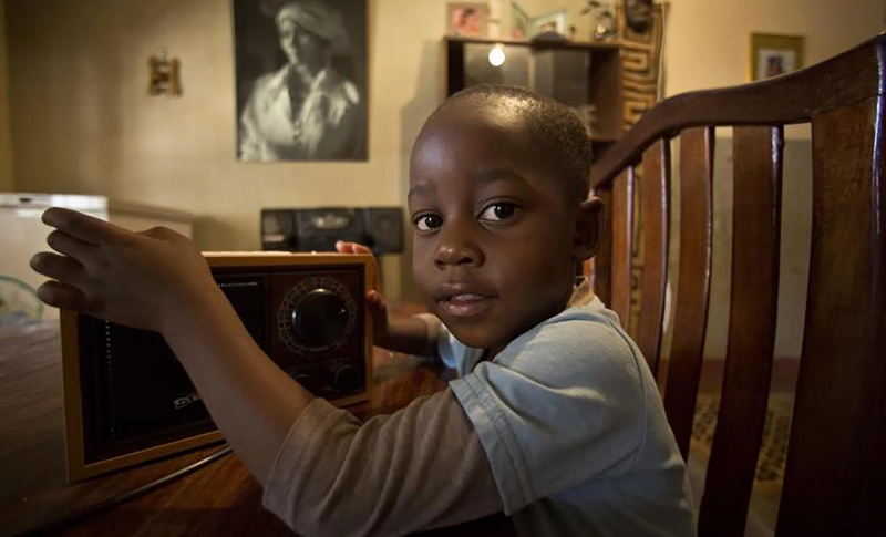 Radio Okapi и Radio nationale congolaise взяли на себя обязательство транслировать дидактические серии по основным предметам начального и среднего курсов в ДРК во время пандемии Covid-19